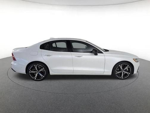 2023 Volvo S60 Recharge Plug-In Hybrid T8 Ultimate Dark Theme