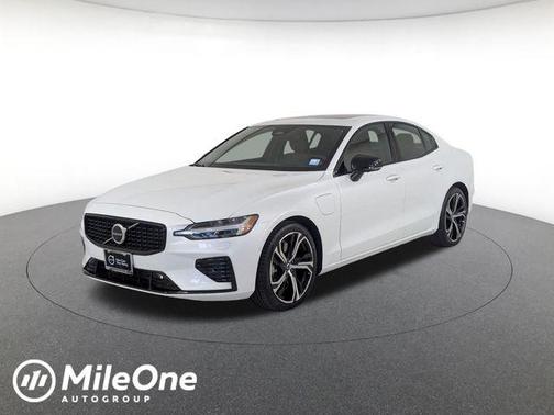 Crystal White Metallic 2023 Volvo S60 Recharge Plug-In Hybrid T8 Ultimate Dark Theme