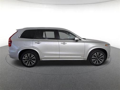 2022 Volvo XC90 T6 Momentum