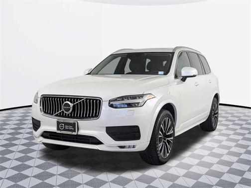 2022 Volvo XC90 T6 Momentum