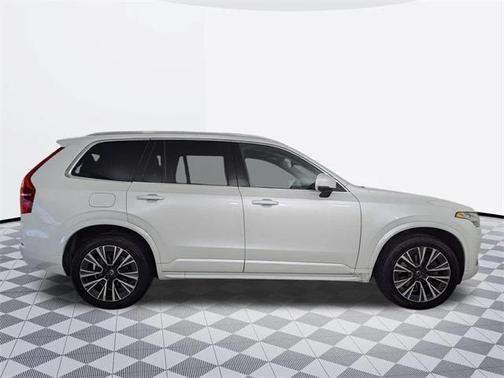 2022 Volvo XC90 T6 Momentum
