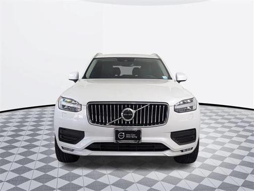 2022 Volvo XC90 T6 Momentum
