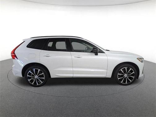 2023 Volvo XC60 Plus Dark Theme