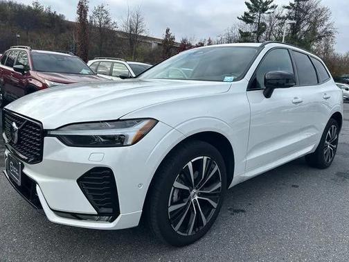 2023 Volvo XC60 Plus Dark Theme