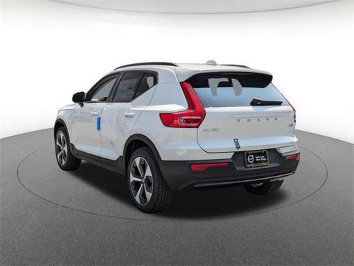 2025 Volvo XC40 B5 Plus Dark Theme