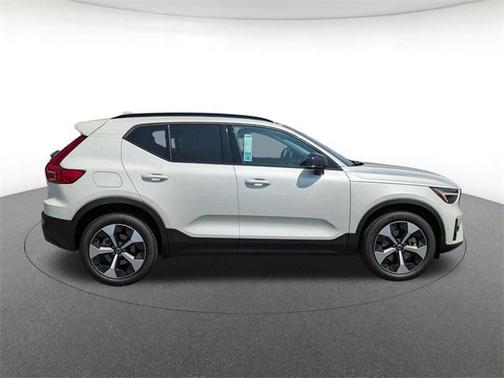 2025 Volvo XC40 B5 Plus Dark Theme