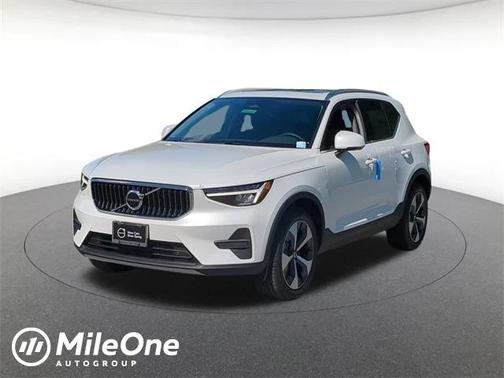 2025 Volvo XC40 B5 Core Bright Theme