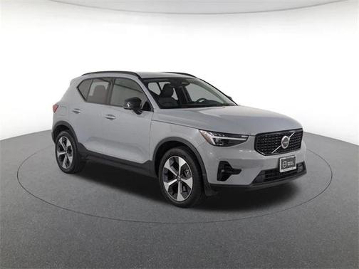 2026 Volvo XC40 Plus, B5 AWD Gas (mild hybrid), Dark