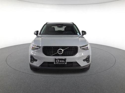 Vapour Grey Metallic 2026 Volvo XC40 Plus, B5 AWD Gas (mild hybrid), Dark
