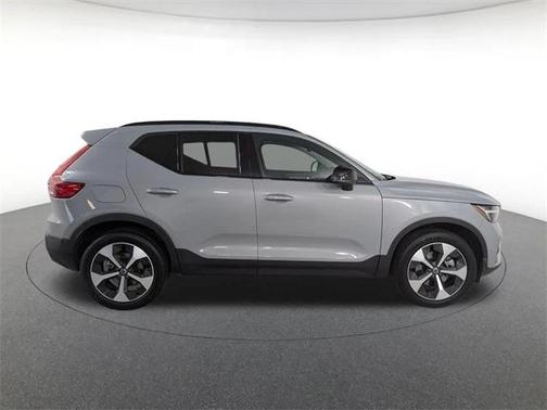 2026 Volvo XC40 Plus, B5 AWD Gas (mild hybrid), Dark