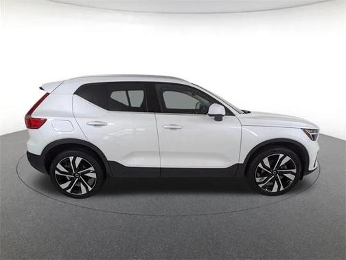 2023 Volvo XC40 B5 Plus Bright Theme