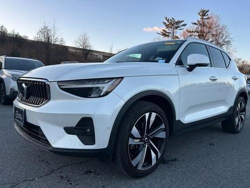 2023 Volvo XC40 B5 Plus Bright Theme