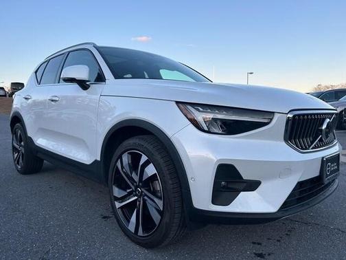 2023 Volvo XC40 B5 Plus Bright Theme