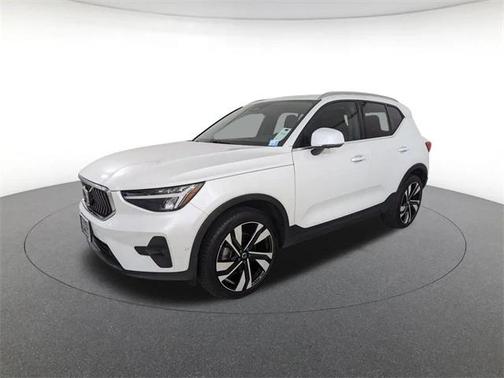 2023 Volvo XC40 B5 Plus Bright Theme