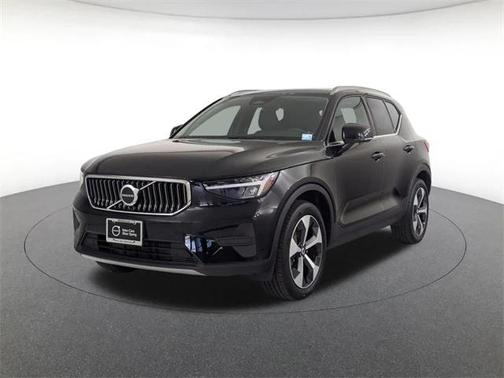 2025 Volvo XC40 B5 Core Bright Theme