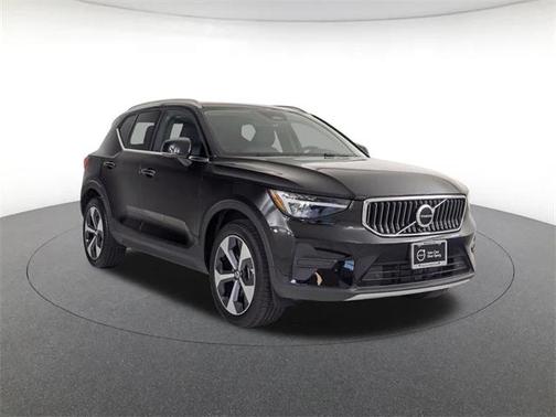 2025 Volvo XC40 B5 Core Bright Theme