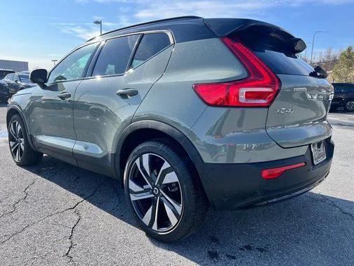 2023 Volvo XC40 B5 Plus Dark Theme