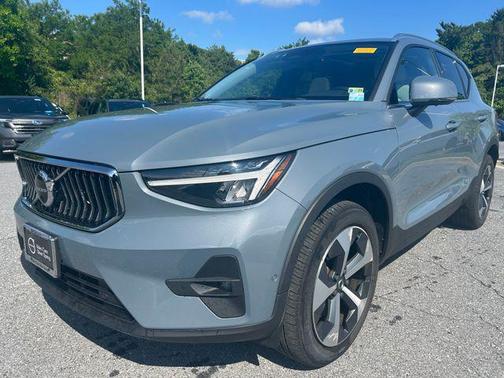 Thunder Grey Metallic 2023 Volvo XC40 B5 Plus Bright Theme