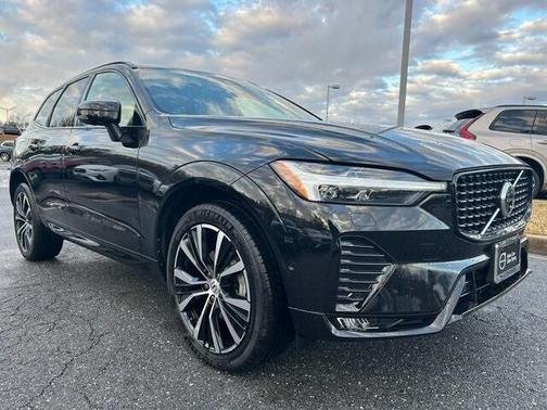 2023 Volvo XC60 Plus Dark Theme