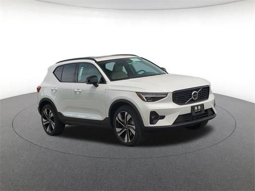 2025 Volvo XC40 B5 Ultra Dark Theme