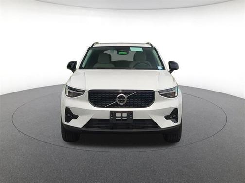2025 Volvo XC40 B5 Ultra Dark Theme