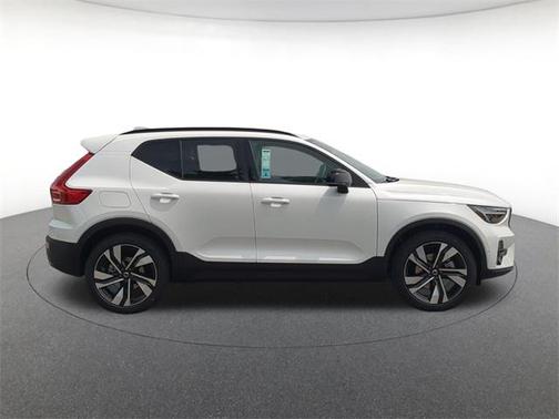 2025 Volvo XC40 B5 Ultra Dark Theme