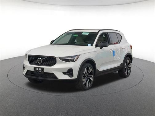 2025 Volvo XC40 B5 Ultra Dark Theme