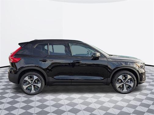 2025 Volvo XC40 B5 Plus Dark Theme