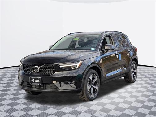 2025 Volvo XC40 B5 Plus Dark Theme