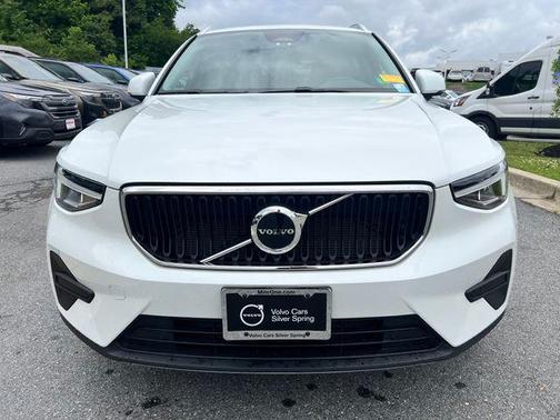 Crystal White Metallic 2023 Volvo XC40 B5 Core