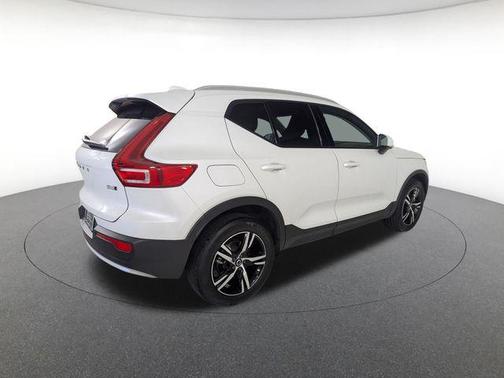 Crystal White Metallic 2023 Volvo XC40 B5 Core