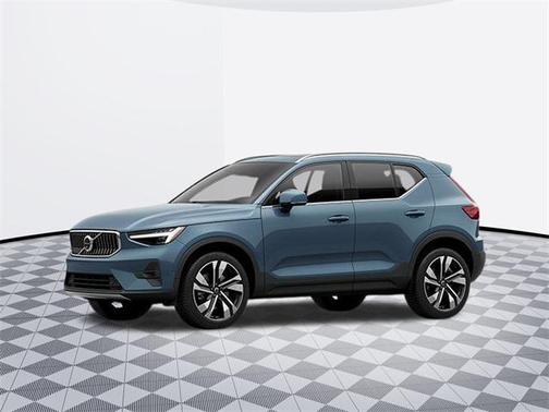2025 Volvo XC40 B5 Ultra Bright Theme