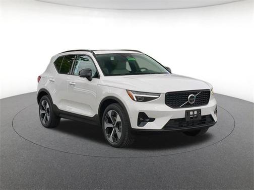 2025 Volvo XC40 B5 Plus Dark Theme