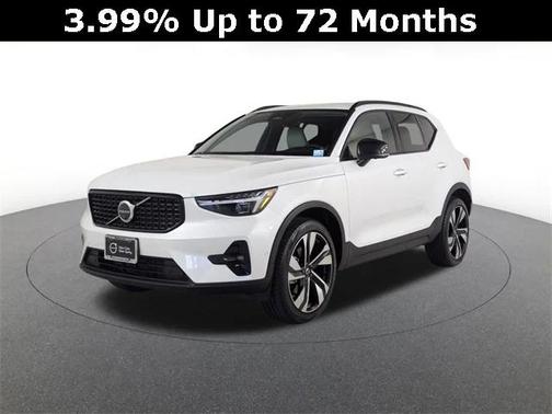 2024 Volvo XC40 B5 Ultimate Dark Theme