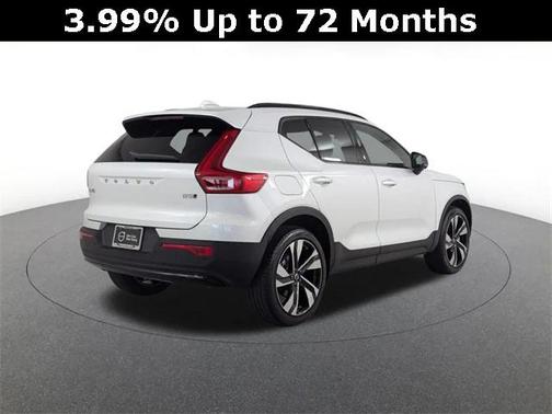 2024 Volvo XC40 B5 Ultimate Dark Theme