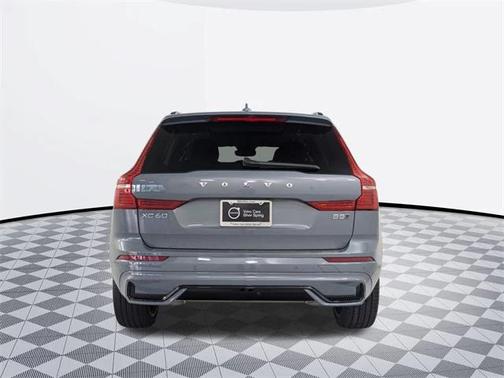 2023 Volvo XC60 B5 Ultimate Dark Theme
