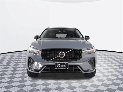 2023 Volvo XC60 B5 Ultimate Dark Theme