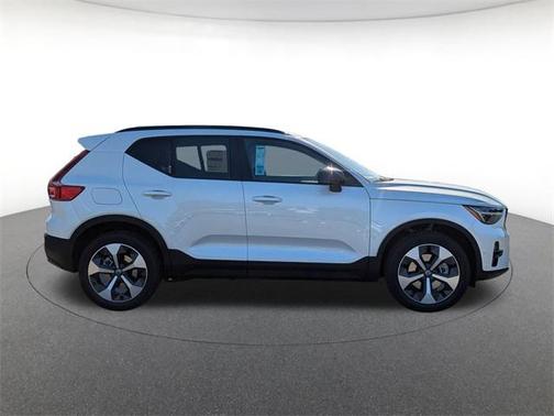 2025 Volvo XC40 B5 Plus Dark Theme