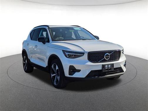 2025 Volvo XC40 B5 Plus Dark Theme