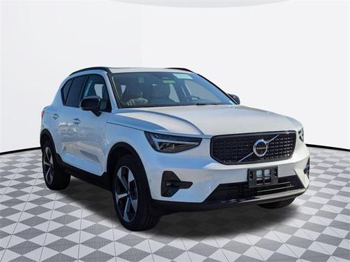 2025 Volvo XC40 B5 Plus Dark Theme