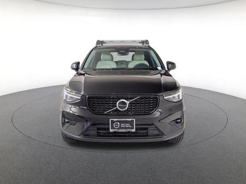 Onyx Black Metallic 2023 Volvo XC40 B5 Plus Dark Theme