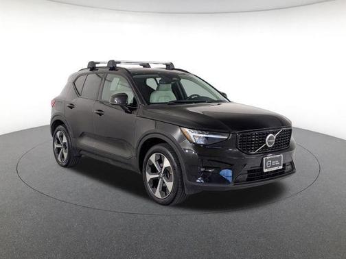 Onyx Black Metallic 2023 Volvo XC40 B5 Plus Dark Theme