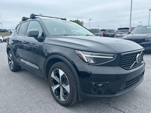 Onyx Black Metallic 2023 Volvo XC40 B5 Plus Dark Theme