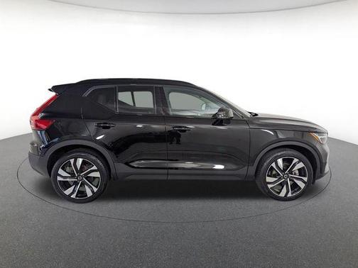 Onyx Black Metallic 2024 Volvo XC40 B5 Plus Dark Theme
