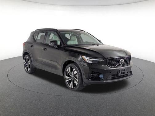 Onyx Black Metallic 2024 Volvo XC40 B5 Plus Dark Theme