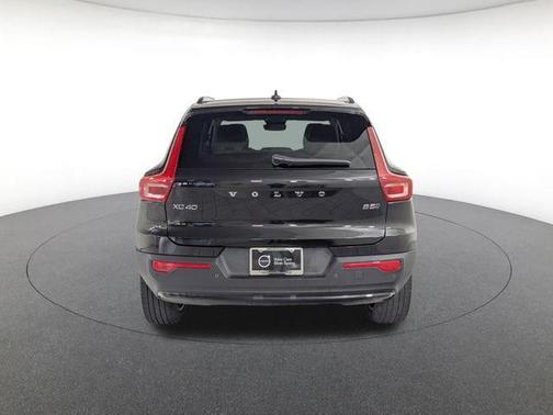 Onyx Black Metallic 2024 Volvo XC40 B5 Plus Dark Theme