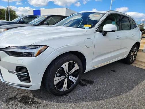 2023 Volvo XC60 Recharge Plug-In Hybrid T8 Plus Bright Theme