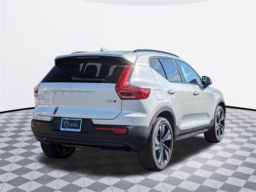 2025 Volvo XC40 B5 Plus Dark Theme