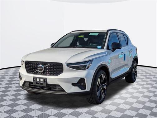 2025 Volvo XC40 B5 Plus Dark Theme