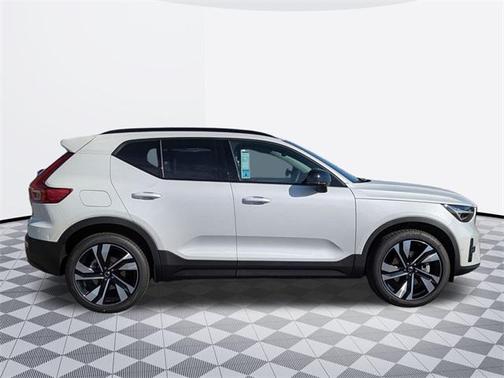 2025 Volvo XC40 B5 Plus Dark Theme